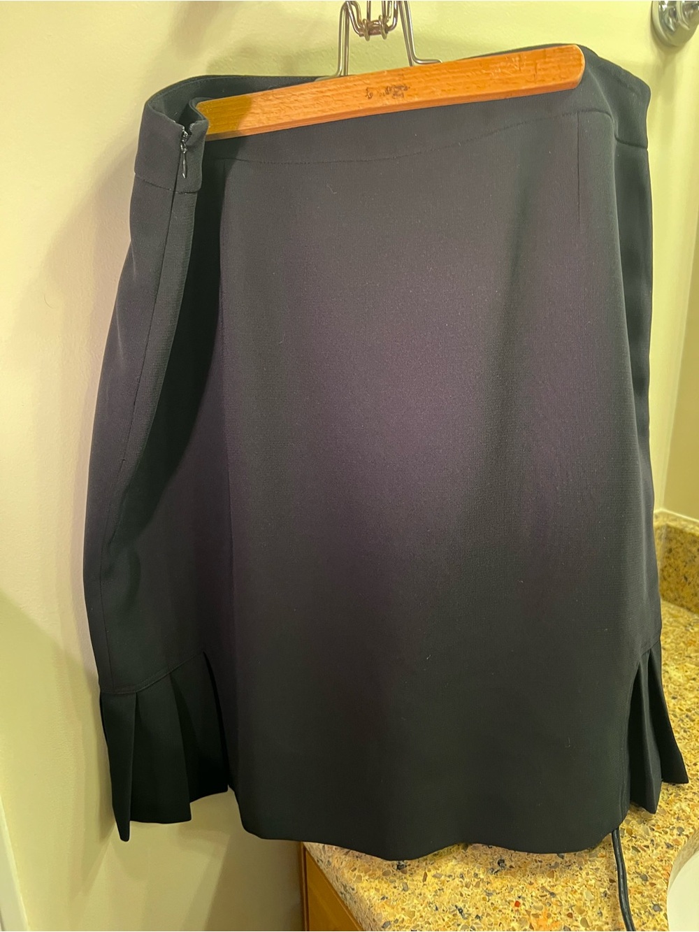 Tahari Black Women’s 2 Piece Suit Size 14P Tailored Blazer & Skirt, Like New - Picture 8 of 13
